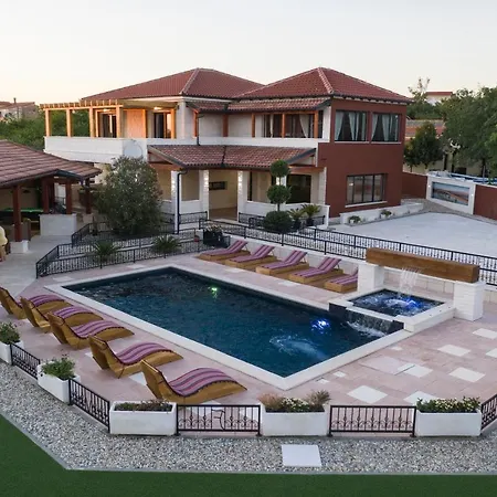 Frenky Villa *