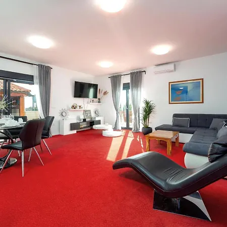 Frenky Villa *